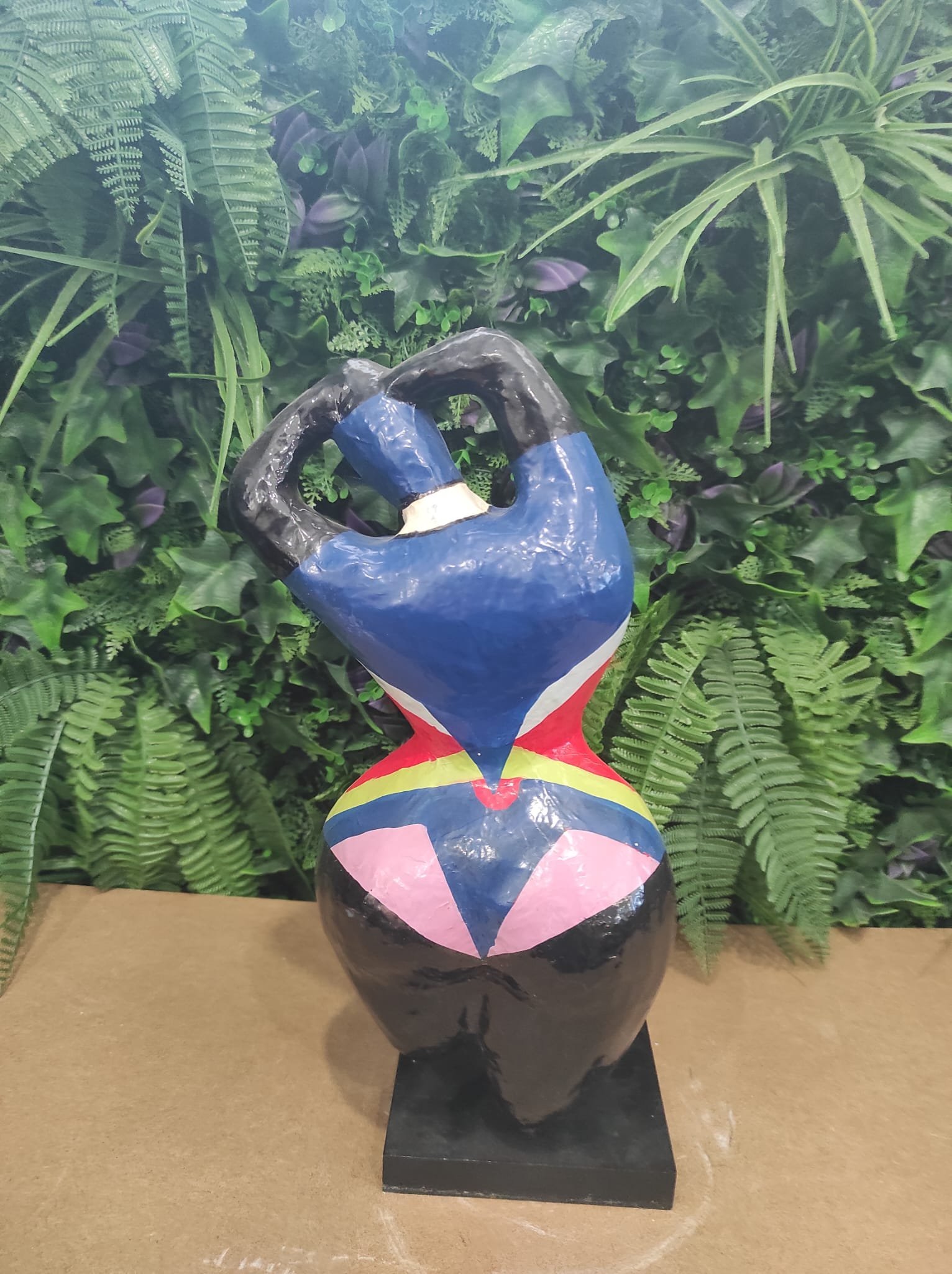 Sculpture pop art féminine abstraite – Image 2