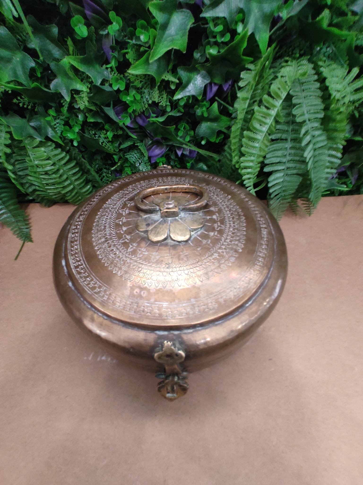 Boîte ronde en laiton gravé à décor floral – Image 2