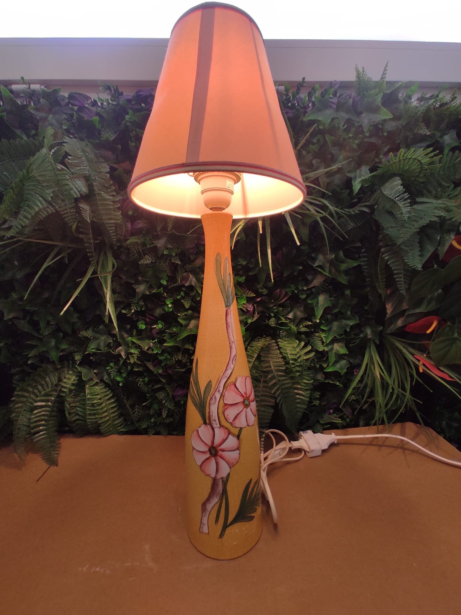 Lampe de table vintage en céramique craquelée à décor floral