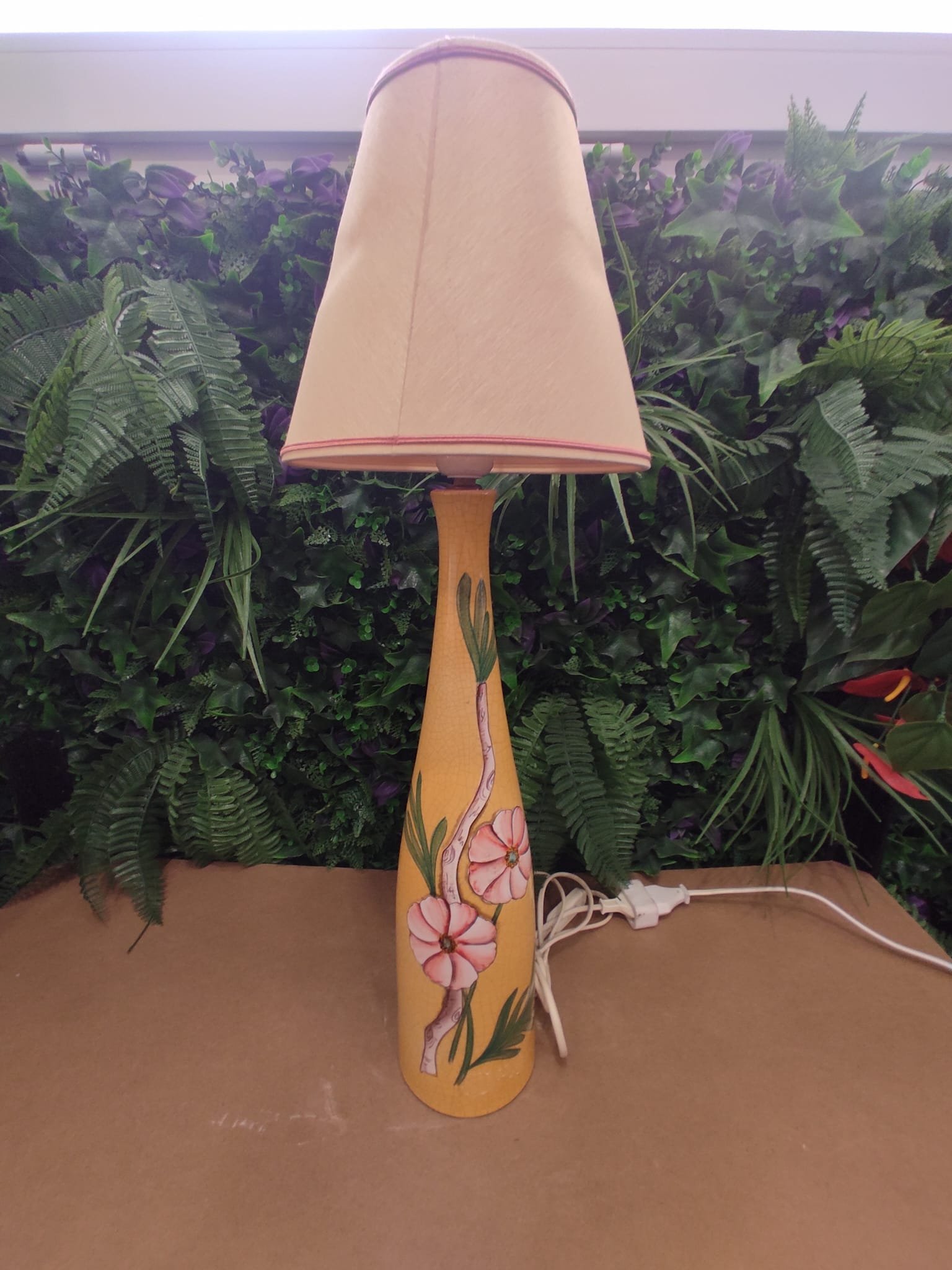 Lampe de table vintage en céramique craquelée à décor floral – Image 2