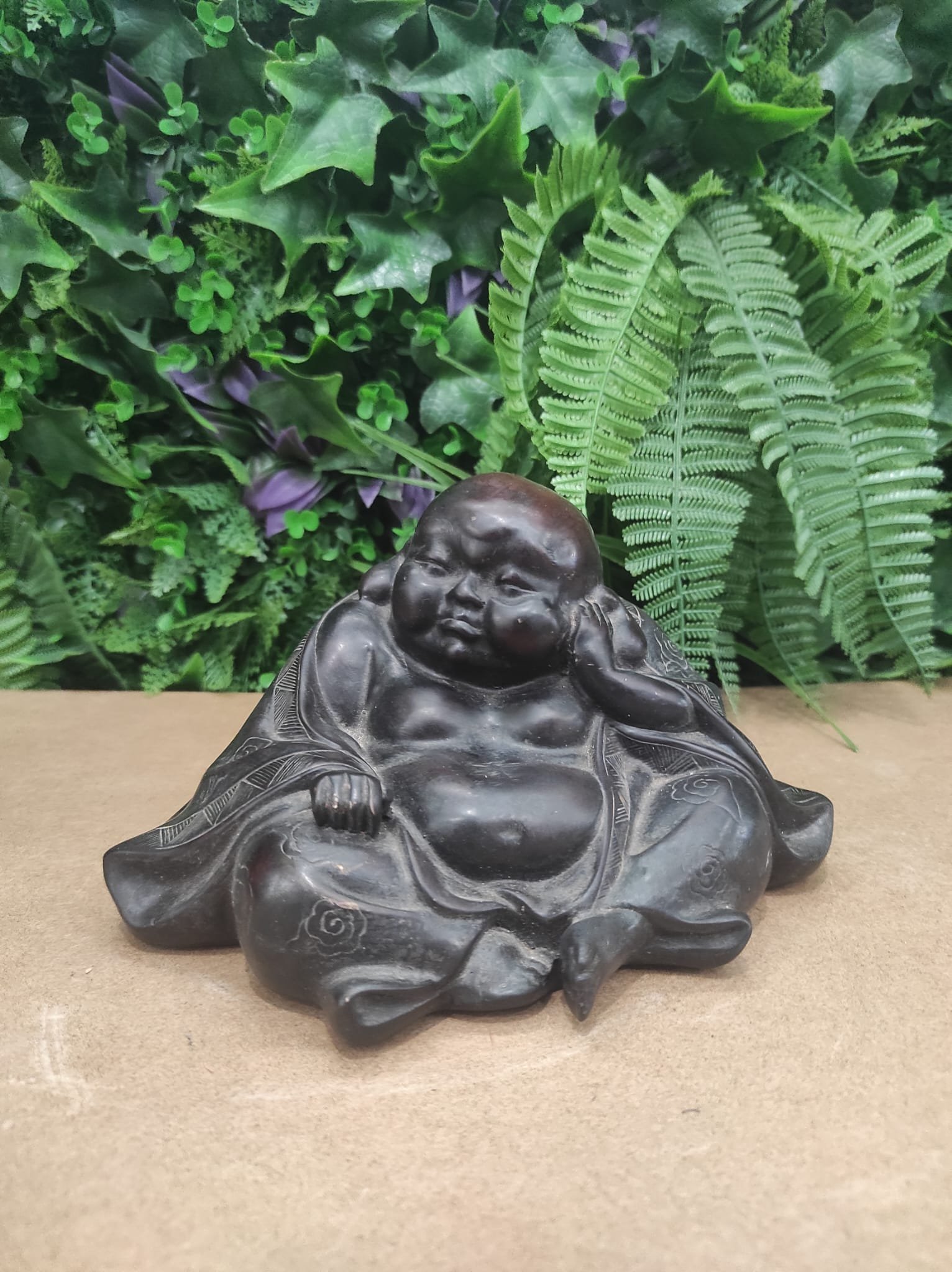 Statue de Bouddha rieur allongé avec scène érotique sculptée en relief