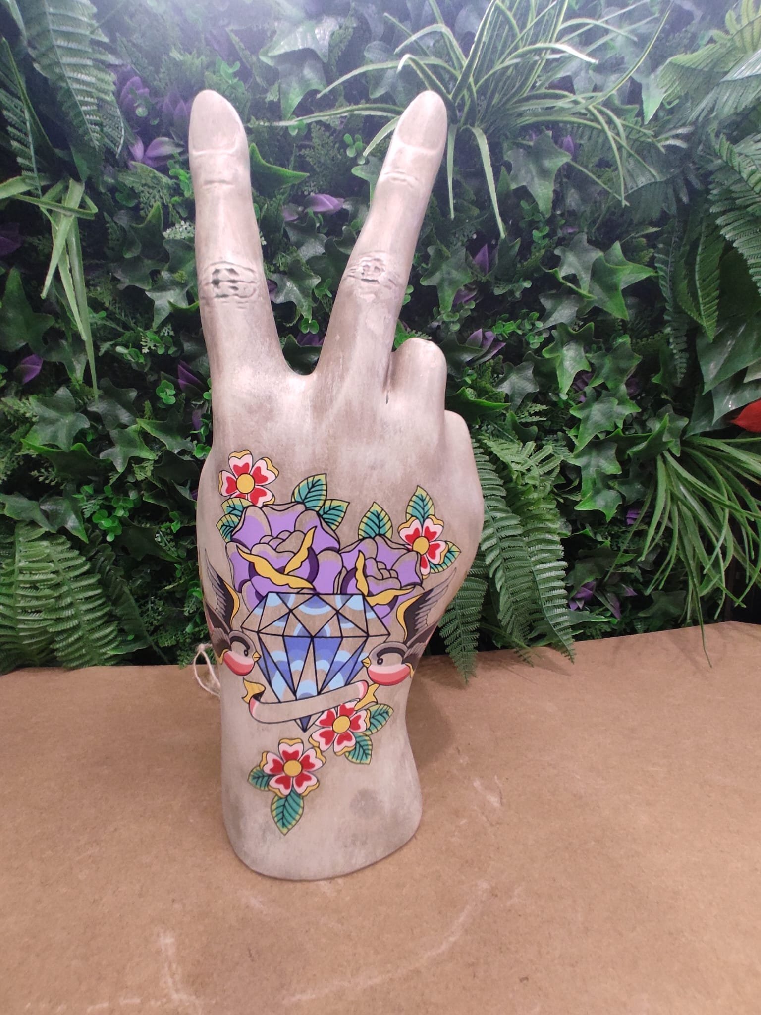 Sculpture main "Peace" décor tatouage old school
