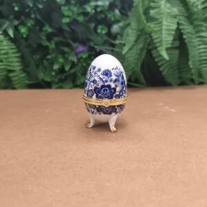 Œuf Style Fabergé en Porcelaine Bleu et Blanc – Boîte à Bijoux Miniature Vintage