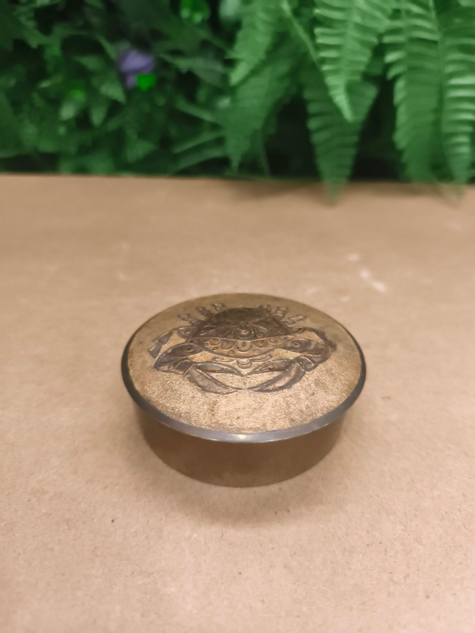 Petite Boîte Ancienne en Laiton avec Couvercle – Décor Crabe en Relief