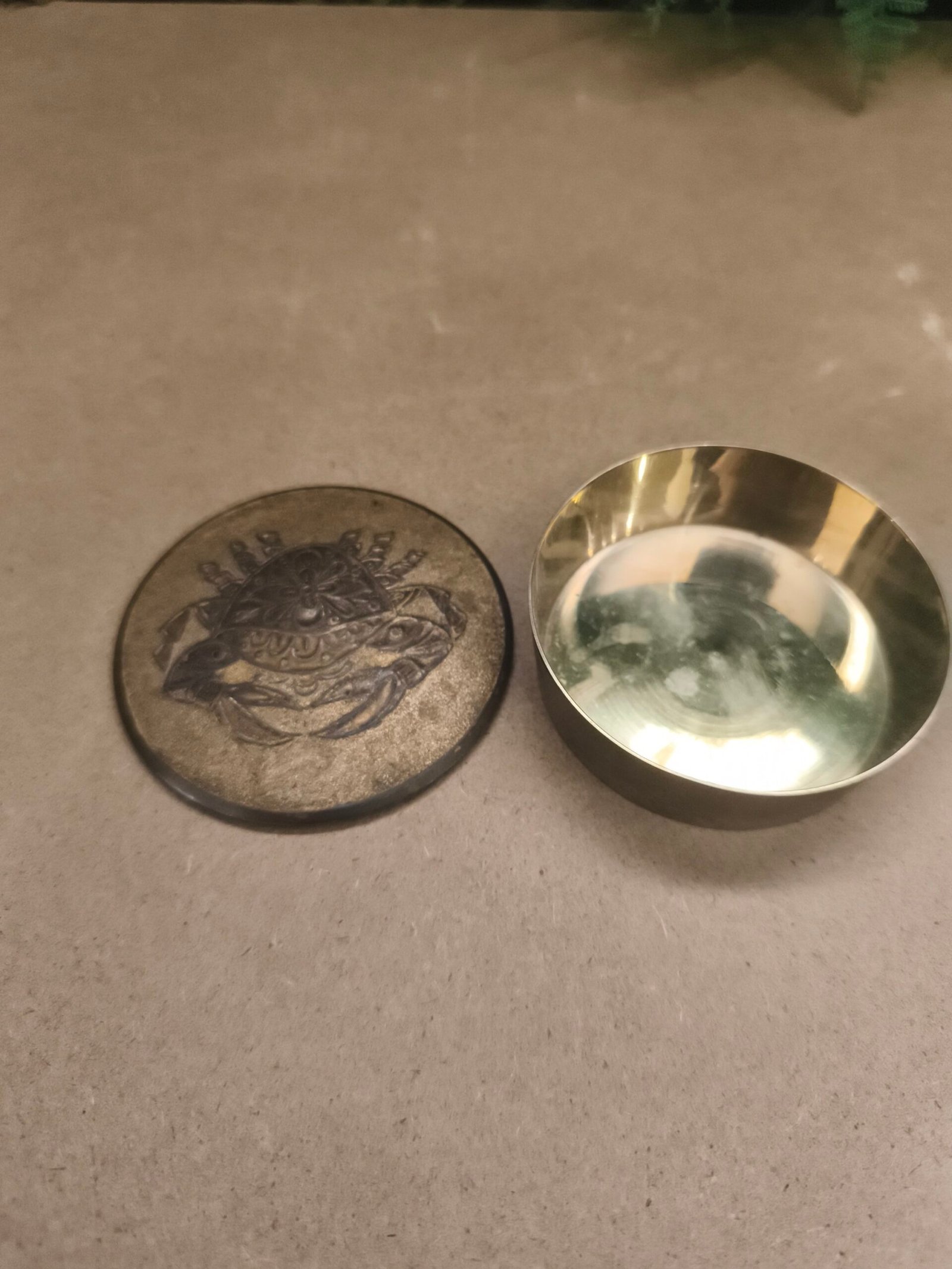 Petite Boîte Ancienne en Laiton avec Couvercle – Décor Crabe en Relief – Image 2