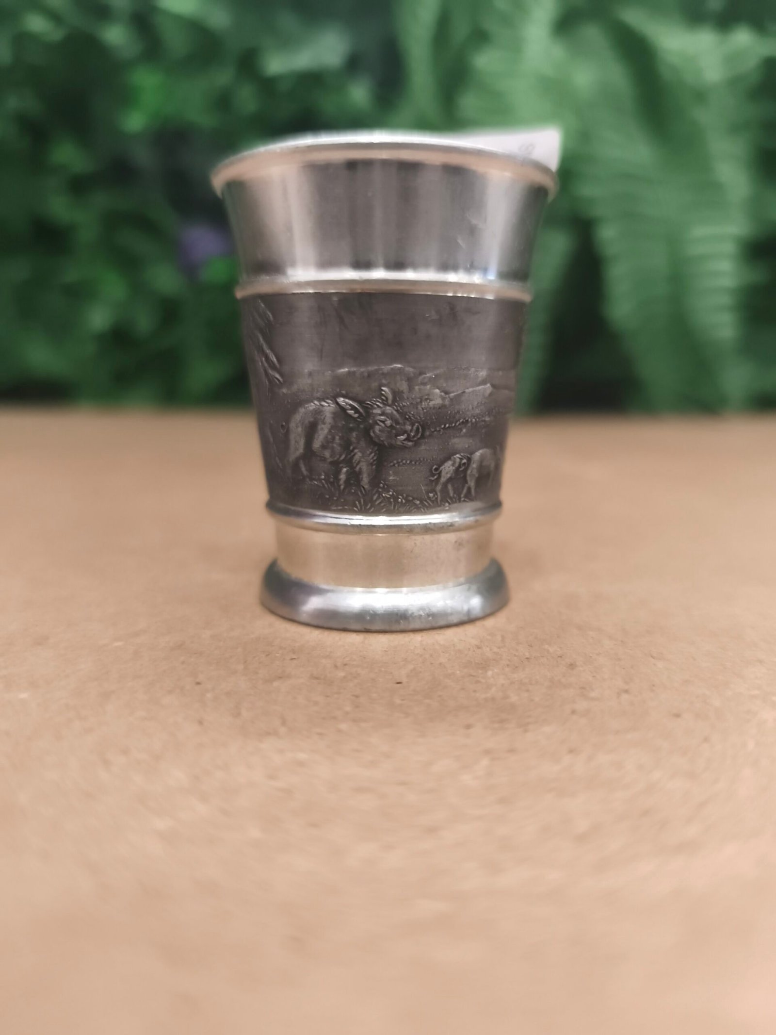 Petit Gobelet à Liqueur en Étain Décor Animal – Image 2