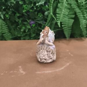 Figurine ancienne de dame en porcelaine et dentelle