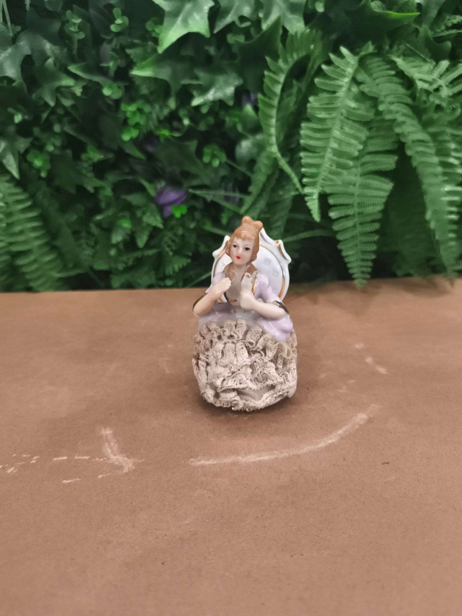 Figurine ancienne de dame en porcelaine et dentelle