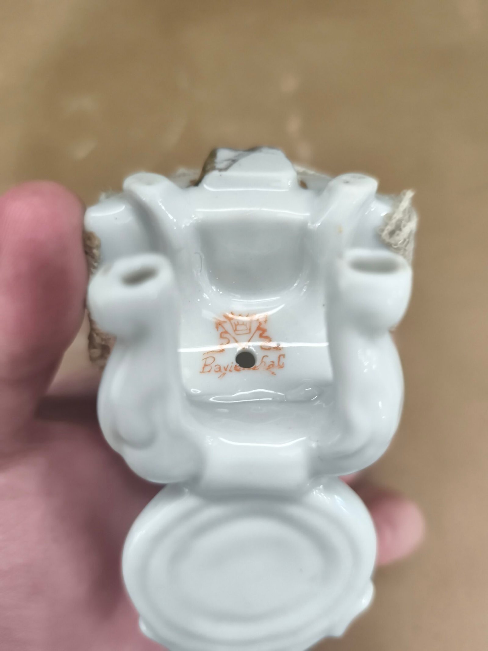 Figurine ancienne de dame en porcelaine et dentelle – Image 3